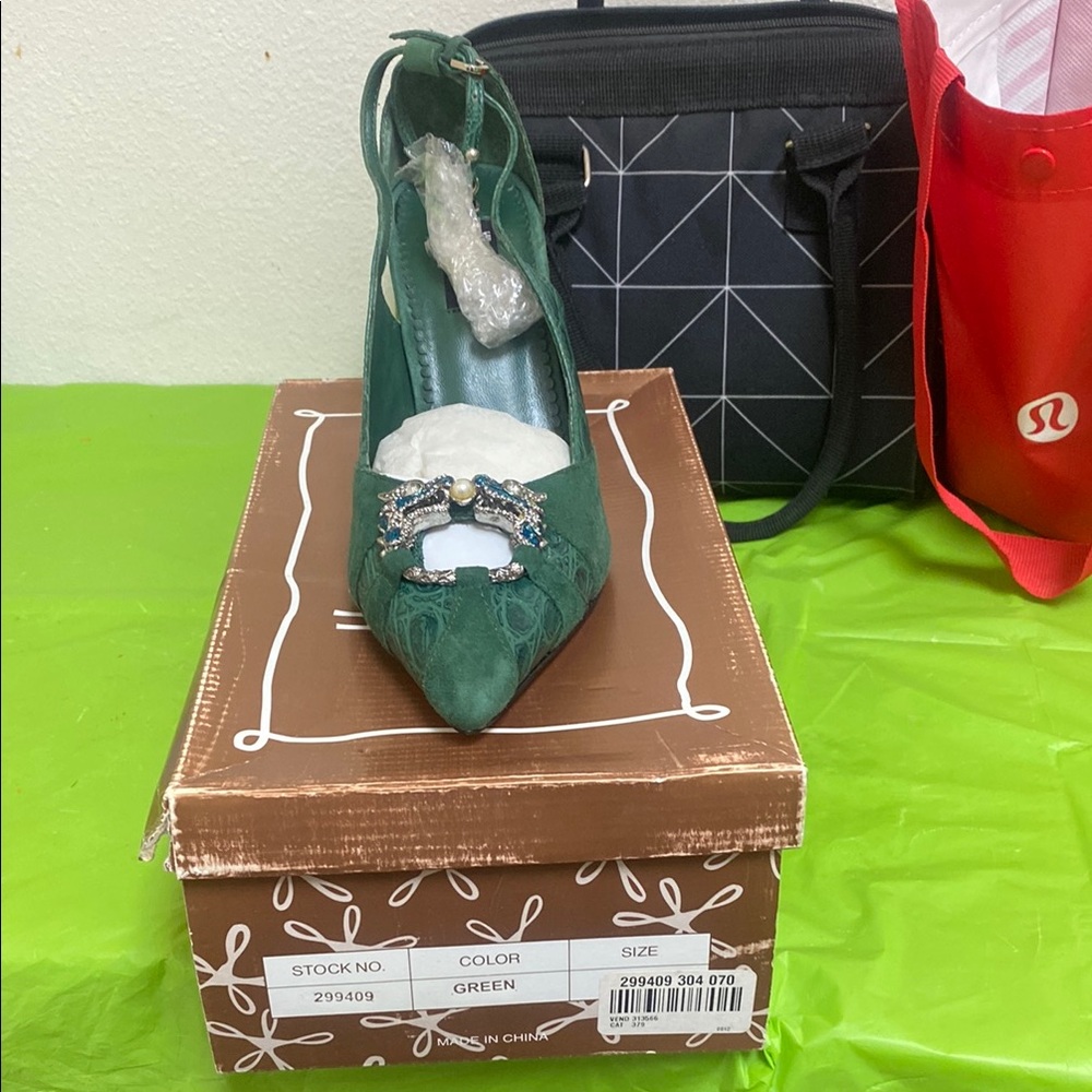 Hot in Hollywood Green Heels